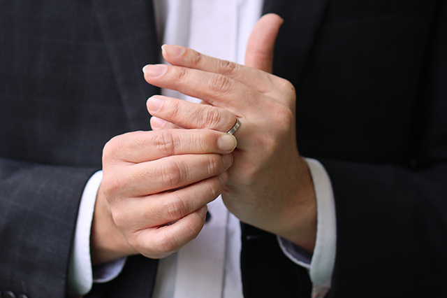 結婚指輪のサイズが合わなくなり、サイズ直しを希望する男性の写真