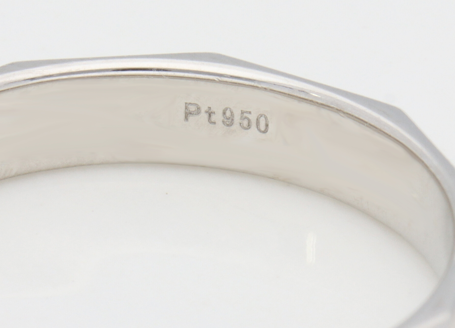 PT950の刻印がある鍛造指輪の写真