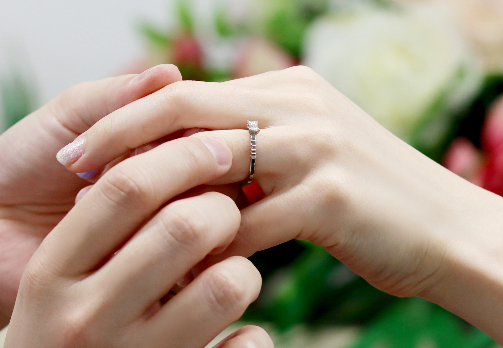 結婚式で指輪交換をしている写真