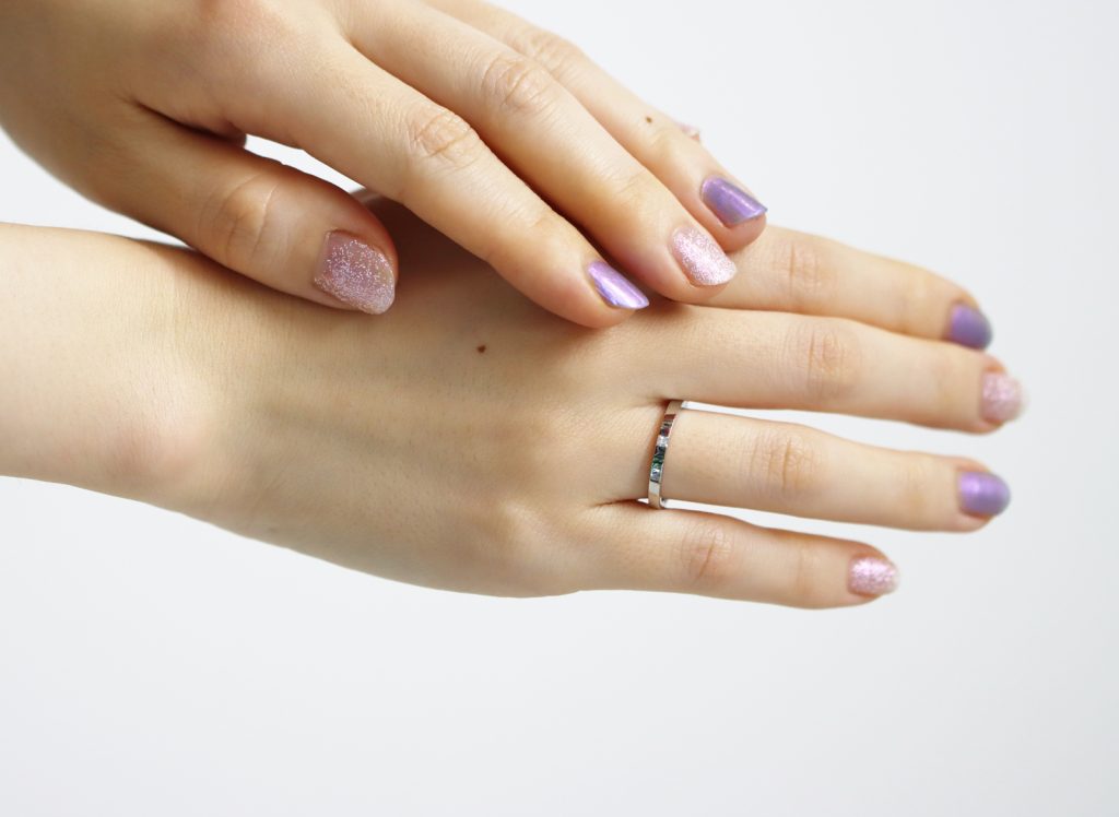 右手に結婚指輪を着けている左利きの女性の写真