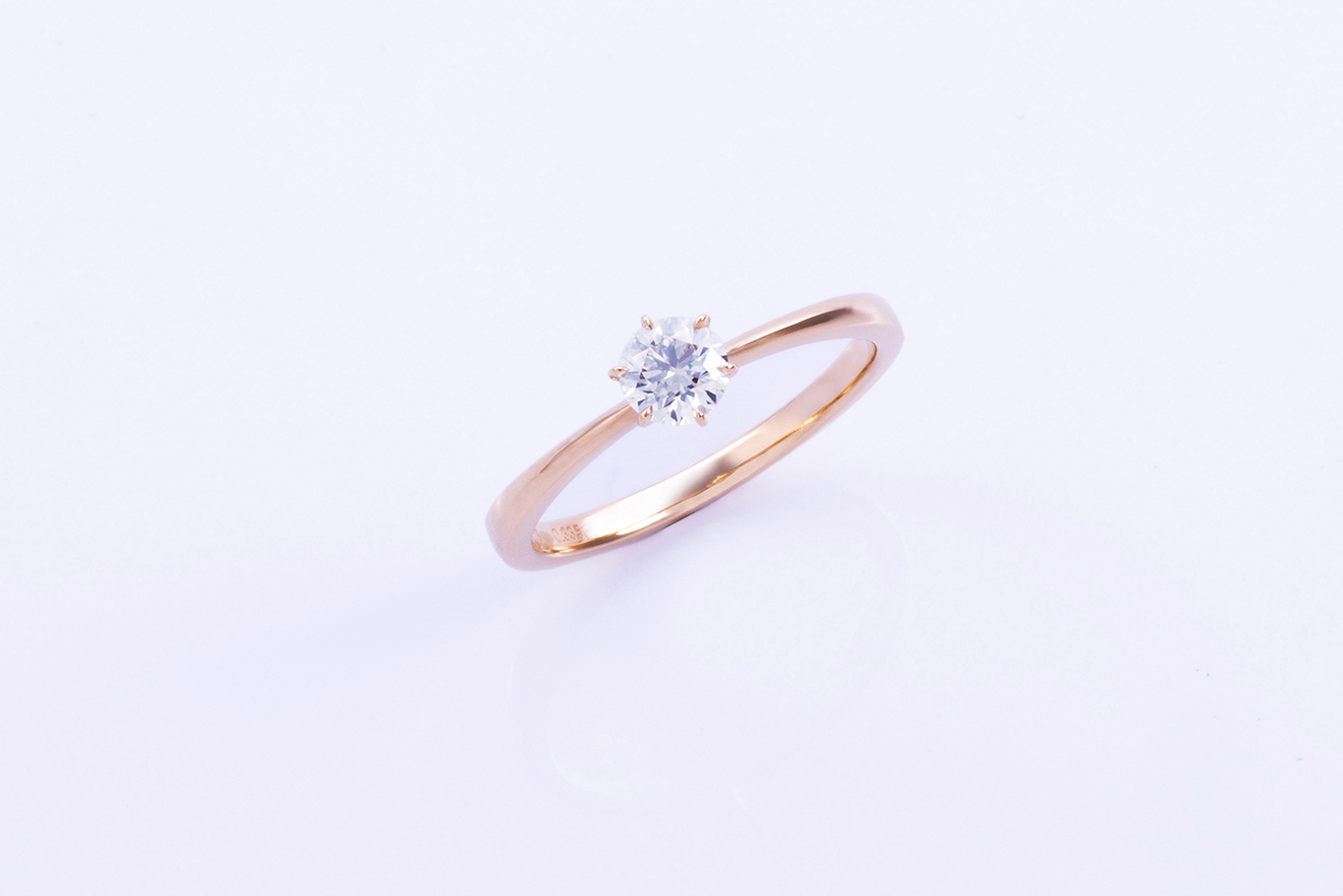 etnaのフェザーセッティングのソリテール婚約指輪の写真