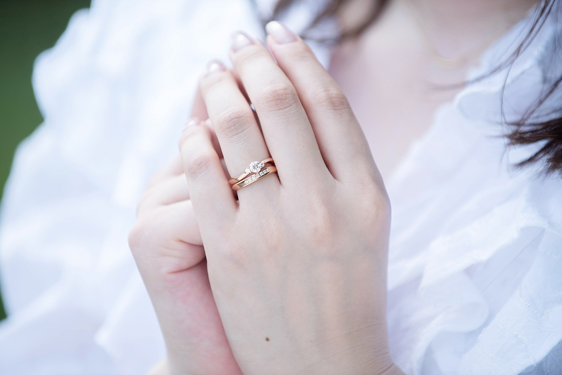 【お悩み解決】普段使いできる婚約指輪の選び方とおすすめのデザイン | 鍛造ジュエリー etna